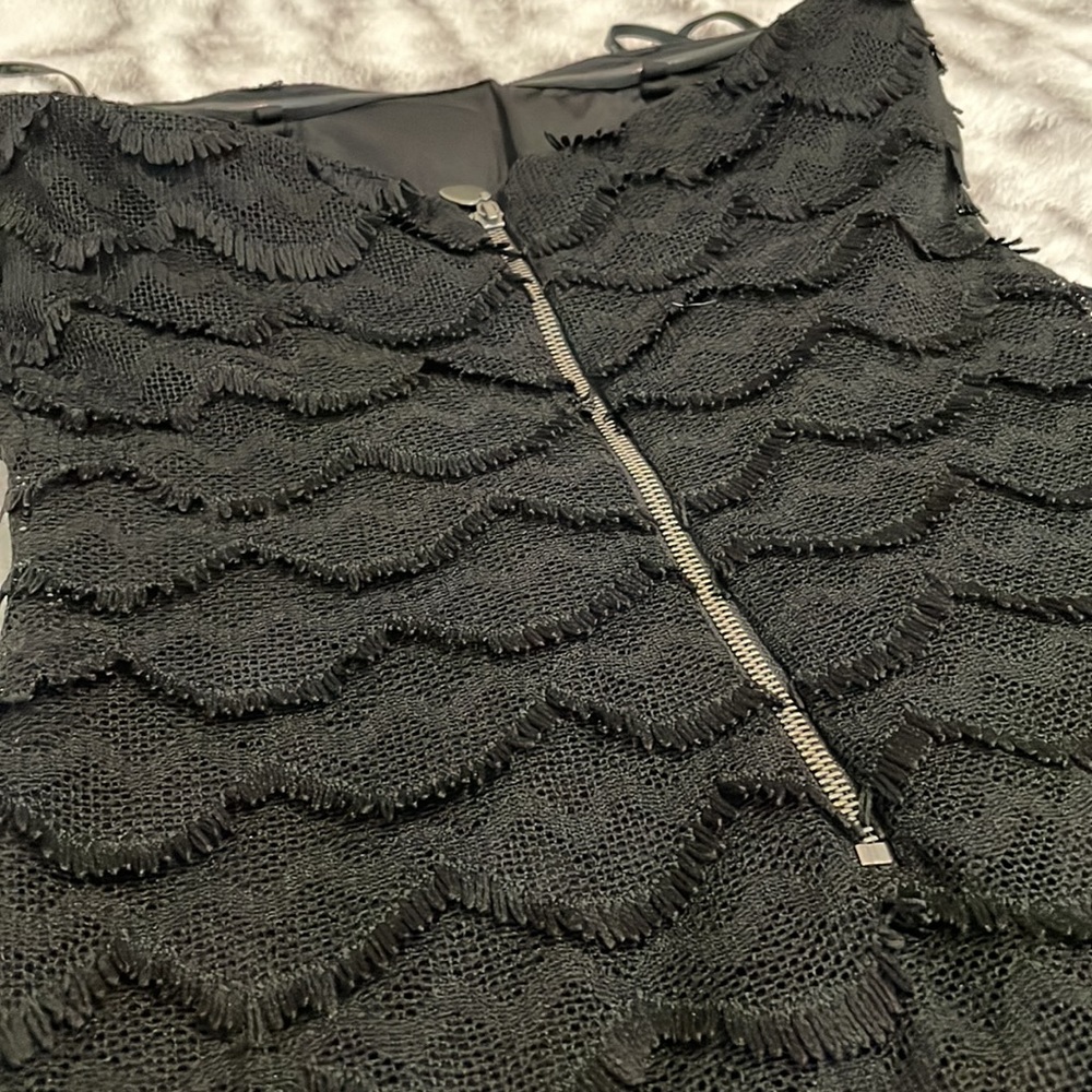 Elegant Guess Strapless Scalloped Lace Mini Dress - BUNDLE ONLY - Picture 3 of 8